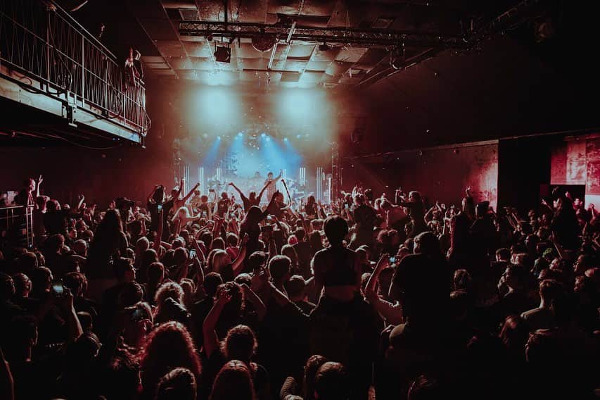 ニック・マーティンのインスタグラム：「There’s a ton more photos that I want to post from our show in London last night, but this is what I threw together. It goes down in Sirens history as one of the most insane, unforgettable shows we’ve ever experienced. We can’t thank YOU enough for the love & support you continue to show us every single time we visit your beautiful city & capital. You’re fucking legendary ❤️❤️❤️」