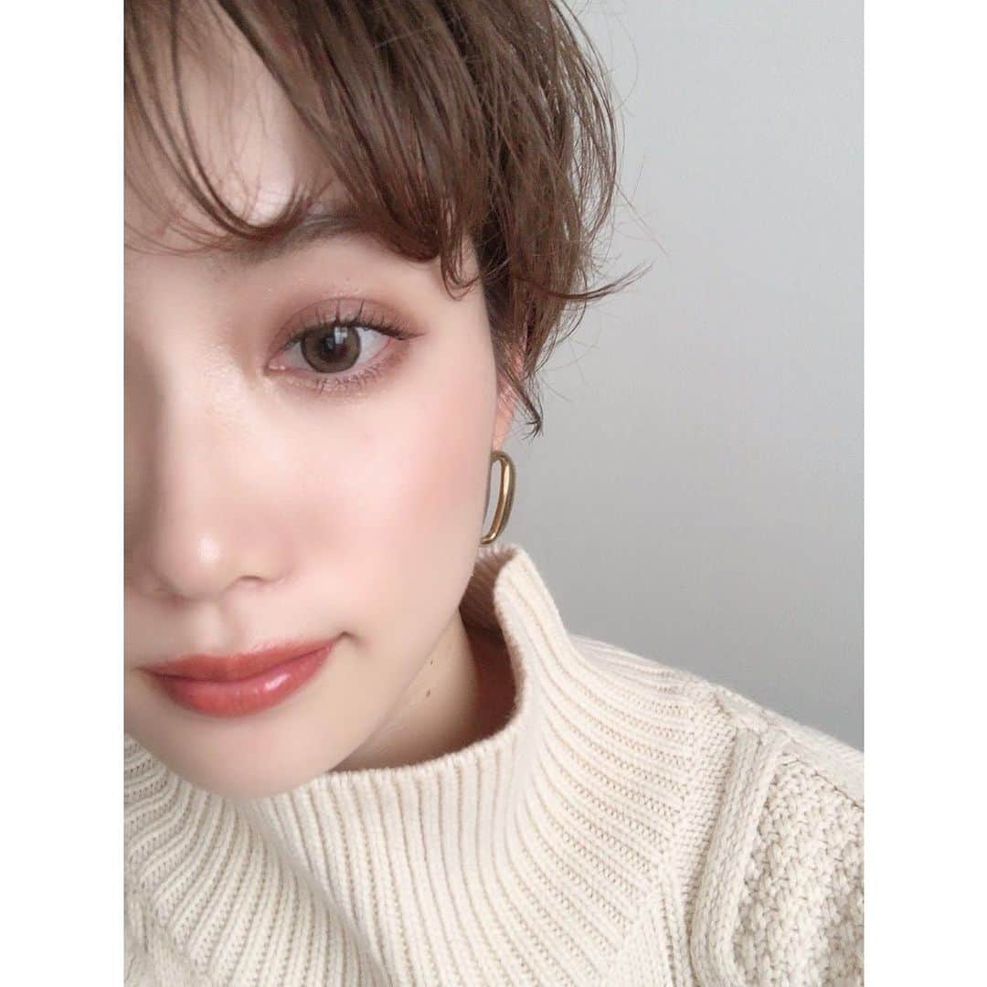 のインスタグラム：「. こないだのライブメイク❤️ 橋本環奈カラコンが気になって購入✨✨ でもあんまりつけないし1年はなーと思い新しく出た1ヶ月の方のロゼエアリーのベージュにしたよ☺︎ . カラコンに合わせてアイシャドウは明るめの赤みのあるブラウン、アイライナーマスカラもブラウンで柔らかくなるようにしました💕 . なんとなく裸眼とのきも同じメイクしてるよ💄 . 今度黒マスカラバージョンも載せようかな😆 . #makeup#メイク#カラコン#ロゼエアリー#韓国カラコン#オレンジメイク #橋本環奈カラコン#かえでメイク」