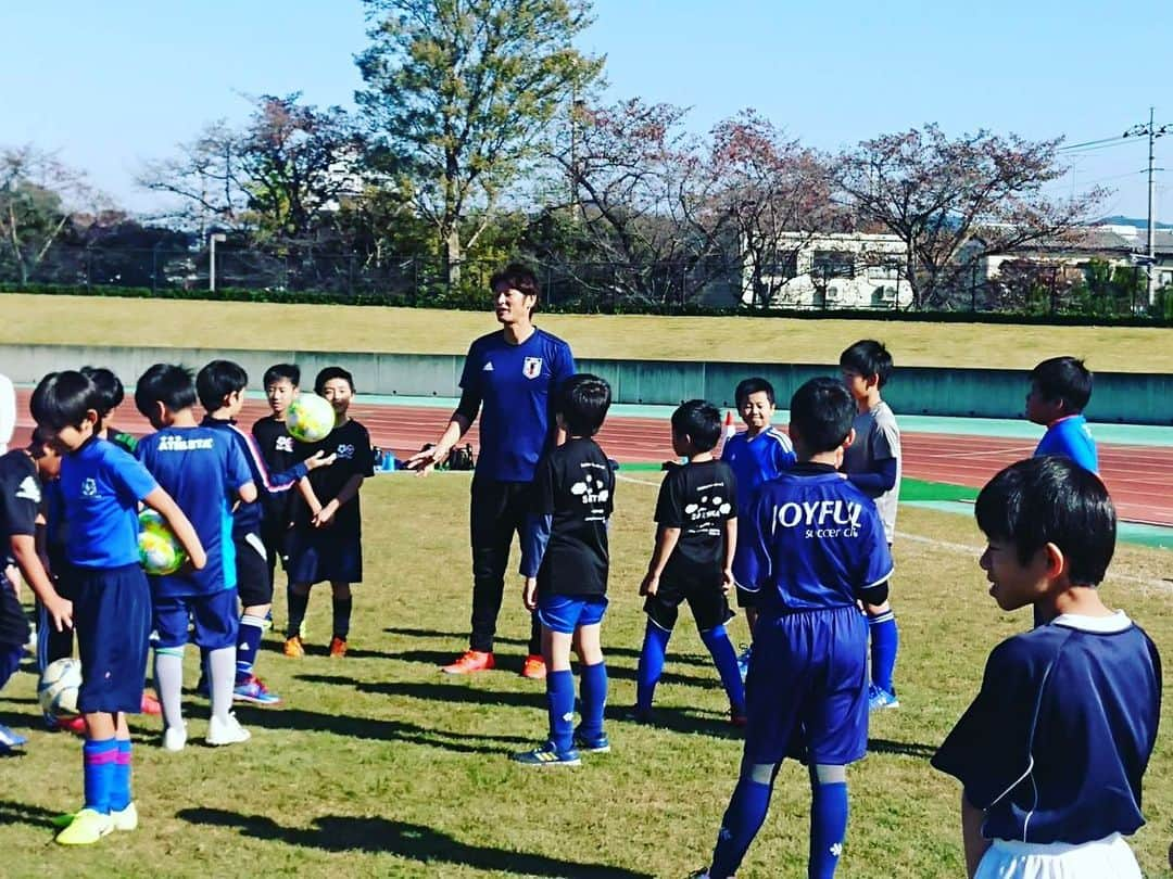 巻誠一郎さんのインスタグラム写真 - (巻誠一郎Instagram)「宝くじスポーツフェア ドリームサッカーに出場の為に足利へ！  いつも日本のレジェンドの皆さんとサッカーやると楽しい！  午前のサッカー教室ではジェフのレジェンド中西さんと一緒でした☆  みんな雰囲気良く仲良いので本当に毎回楽しい♪  #宝くじ #宝くじスポーツフェア #ドリームサッカー #サッカー教室 #日本代表ob #レジェンド #ヘディング #mvp貰えた #永島昭浩 さん #木村和司 さん #金田喜稔 さん #柱谷哲二 さん #福田正博 さん #本田泰人 さん #小村徳男 さん #秋田豊 さん #岡野雅行 さん #名波浩 さん #中西永輔 さん #楢崎正剛 さん #波戸康広 さん #鈴木隆行 さん #福西崇史 さん #久保竜彦  さん #山下芳輝 さん #吉原宏太 さん #都築龍太 さん #中田浩二 さん #鈴木啓太 さん #巻誠一郎」11月10日 19時53分 - makiseiichiro9