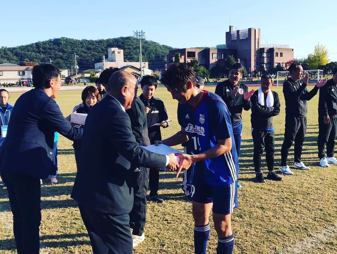 巻誠一郎さんのインスタグラム写真 - (巻誠一郎Instagram)「宝くじスポーツフェア ドリームサッカーに出場の為に足利へ！  いつも日本のレジェンドの皆さんとサッカーやると楽しい！  午前のサッカー教室ではジェフのレジェンド中西さんと一緒でした☆  みんな雰囲気良く仲良いので本当に毎回楽しい♪  #宝くじ #宝くじスポーツフェア #ドリームサッカー #サッカー教室 #日本代表ob #レジェンド #ヘディング #mvp貰えた #永島昭浩 さん #木村和司 さん #金田喜稔 さん #柱谷哲二 さん #福田正博 さん #本田泰人 さん #小村徳男 さん #秋田豊 さん #岡野雅行 さん #名波浩 さん #中西永輔 さん #楢崎正剛 さん #波戸康広 さん #鈴木隆行 さん #福西崇史 さん #久保竜彦  さん #山下芳輝 さん #吉原宏太 さん #都築龍太 さん #中田浩二 さん #鈴木啓太 さん #巻誠一郎」11月10日 19時53分 - makiseiichiro9