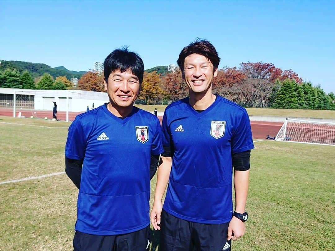 巻誠一郎さんのインスタグラム写真 - (巻誠一郎Instagram)「宝くじスポーツフェア ドリームサッカーに出場の為に足利へ！  いつも日本のレジェンドの皆さんとサッカーやると楽しい！  午前のサッカー教室ではジェフのレジェンド中西さんと一緒でした☆  みんな雰囲気良く仲良いので本当に毎回楽しい♪  #宝くじ #宝くじスポーツフェア #ドリームサッカー #サッカー教室 #日本代表ob #レジェンド #ヘディング #mvp貰えた #永島昭浩 さん #木村和司 さん #金田喜稔 さん #柱谷哲二 さん #福田正博 さん #本田泰人 さん #小村徳男 さん #秋田豊 さん #岡野雅行 さん #名波浩 さん #中西永輔 さん #楢崎正剛 さん #波戸康広 さん #鈴木隆行 さん #福西崇史 さん #久保竜彦  さん #山下芳輝 さん #吉原宏太 さん #都築龍太 さん #中田浩二 さん #鈴木啓太 さん #巻誠一郎」11月10日 19時53分 - makiseiichiro9