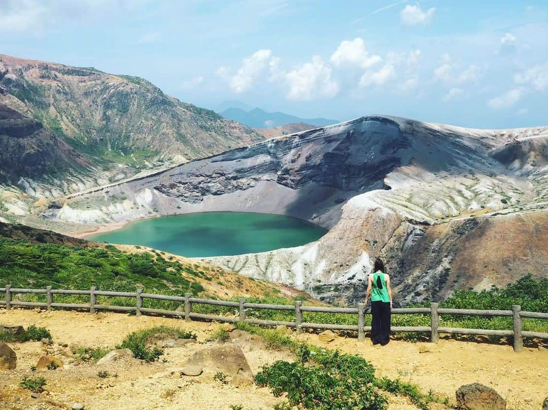 岩崎裕美さんのインスタグラム写真 - (岩崎裕美Instagram)「. 📍#宮城県 #蔵王 . #御釜 という翡翠色した火山湖。 静かですごく神秘的な場所だった。 . これ宮城行く前のリサーチで 1番気になってたスポット。 ＿＿＿＿＿＿＿＿＿＿＿＿＿＿＿＿＿＿＿＿＿＿＿＿＿ #東北三大祭り #東北 #宮城 #旅 #旅行 #夏休み #蔵王山 #蔵王町 #山形 #湖 #山 #trip #travel #tohoku #zaou #japan #mountain #nature #lake」11月10日 19時58分 - hiromi_iwasaki