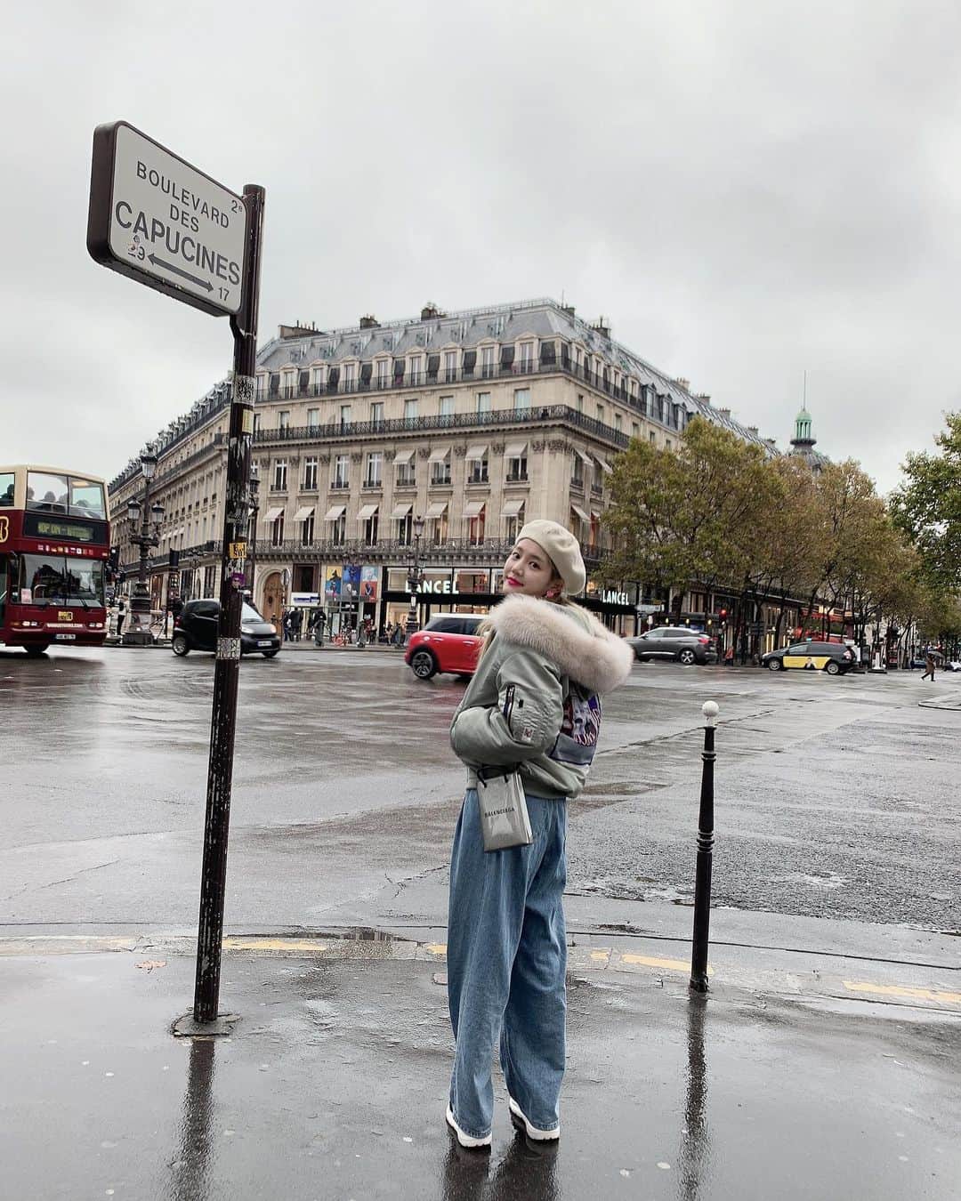 イ・ユビさんのインスタグラム写真 - (イ・ユビInstagram)「Paris in the rain ☂️🐾」11月10日 20時03分 - yubi_190