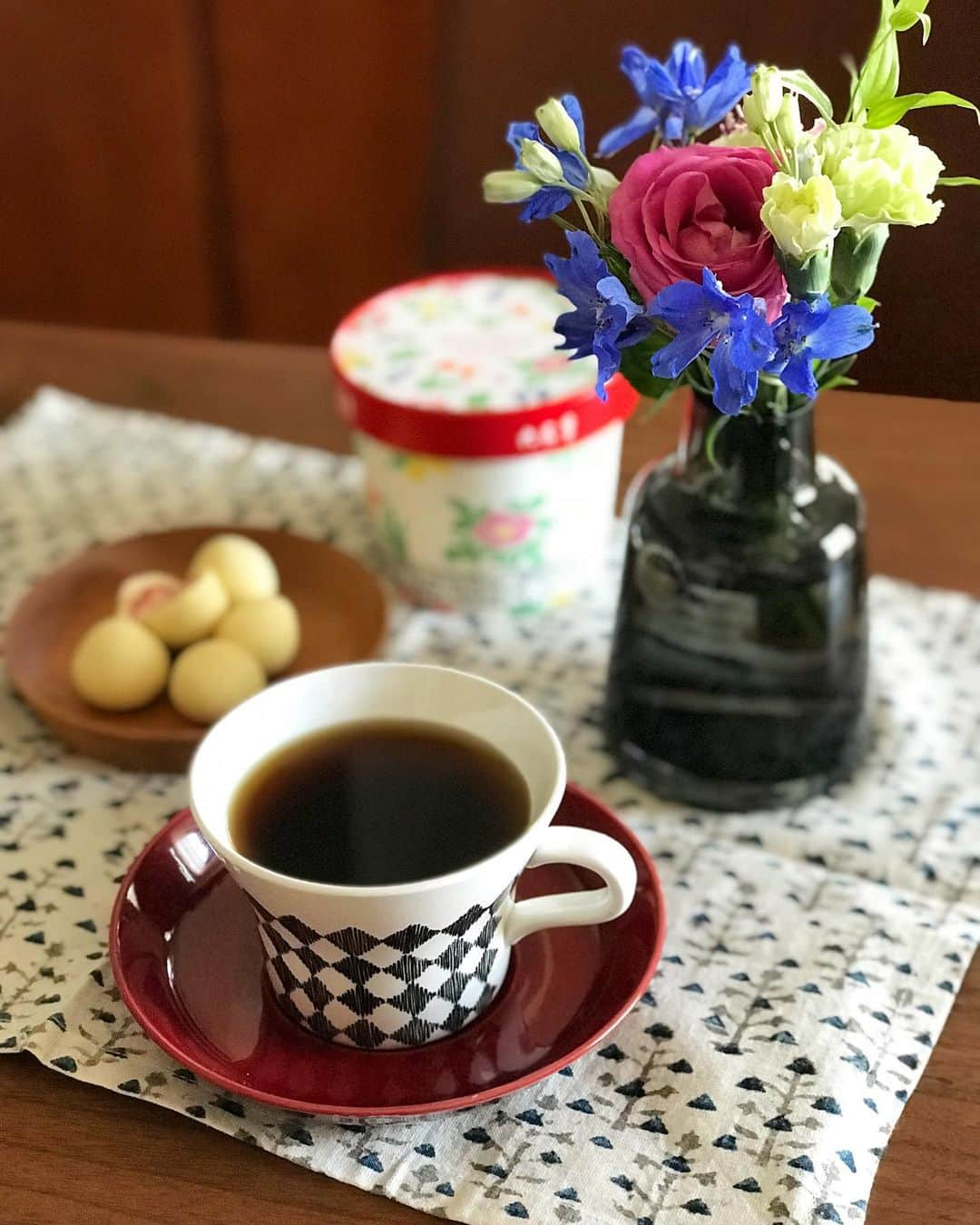 kokochiyoiさんのインスタグラム写真 - (kokochiyoiInstagram)「2019/11/10 今日のコーヒーのお供は、 #六花亭#ストロベリーチョコホワイト。 優しい甘さのホワイトチョコに、 フリーズドライされた イチゴの甘酸っぱさがたまりません😋 ＊ ＊ ＊ お花は#bloomeelife の定期便。 やっぱりバラっていいな…🌹 ＊ ＊ ＊ #カップアンドソーサー は、 #ロールストランド の#ヴィンテージ。 深い赤と市松模様(言い方、古い…)が シックで気に入っています😍」11月10日 20時14分 - kokochiyoi