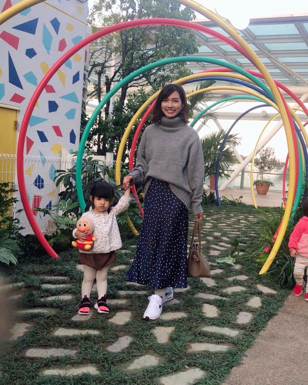 黒宮ニイナのインスタグラム：「リニューアルした玉川高島屋7階の庭園に遊びに行ってきました☺️ お友達に誘って頂き昨日オープンした @brentwoodterrace_nikotama へ✨ ピザやお料理も美味しくて店内も可愛かった❣️ テラスの席は気持ちよくて、すぐ外は Solso Parkが監修する素敵な庭園が広がっていて気持ちいい空間でした💕  子どもたちも楽しそう👦🏻👧🏻 よく来ている場所がこんなに素敵になって嬉しい😆 たくさん遊びに来る予感🥰w  #mama #mamacoordinate #mamalife #ママ #2児ママ #2人育児 #3歳差兄妹 #男の子ママ  #女の子ママ #子連れお出かけ #二子玉川 #玉川高島屋 #parkandterraceosoto」