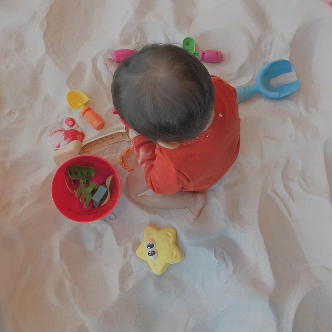 岸本セシルさんのインスタグラム写真 - (岸本セシルInstagram)「最近砂遊びが好きな娘👶🏻🌈 絶賛後追い中なのに、おでかけすると、遊びに夢中になって楽しそう。笑  カラフルなおもちゃ達に囲まれて可愛いなぁ💕  好奇心旺盛な娘は、物怖じする事なくどんどんチャレンジするタイプみたい✨✨✨ 目が離せないけど、たくましく育ってくれて嬉しい😆  てかなんだろー、1日1投稿なんかつまらないよね🤣なんとなく気づいてたけど…笑  マイペースに更新してた時の方がいいのかな😝  #最近の娘 #9ヶ月 #掴まり立ち #ハイタッチができるようになった #怒りの感情もわかりやすくなった笑 #インスタの在り方がわかんなくなってる」11月10日 20時20分 - cecil_lu