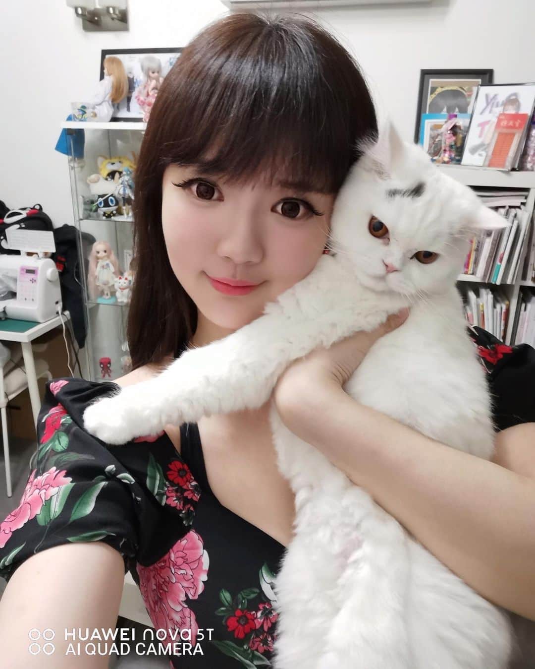 YingTzeさんのインスタグラム写真 - (YingTzeInstagram)「Now I can have the perfect selfie with my beloved cat , Lancelot ! Using the new HUAWEI nova 5T featuring 32MP selfie camera at f/2.0 aperture and 3D portrait lighting. ❤ _ Grab the limited quantity online cash voucher worth RM200 NOW until 10th November and buy nova 5T during 11.11 at only RM1,399 with free gift supercharge car charger worth RM127. T&C applies !  #HUAWEIOnlineOfficialStore @huaweimobilemy"」11月10日 20時25分 - yingtze