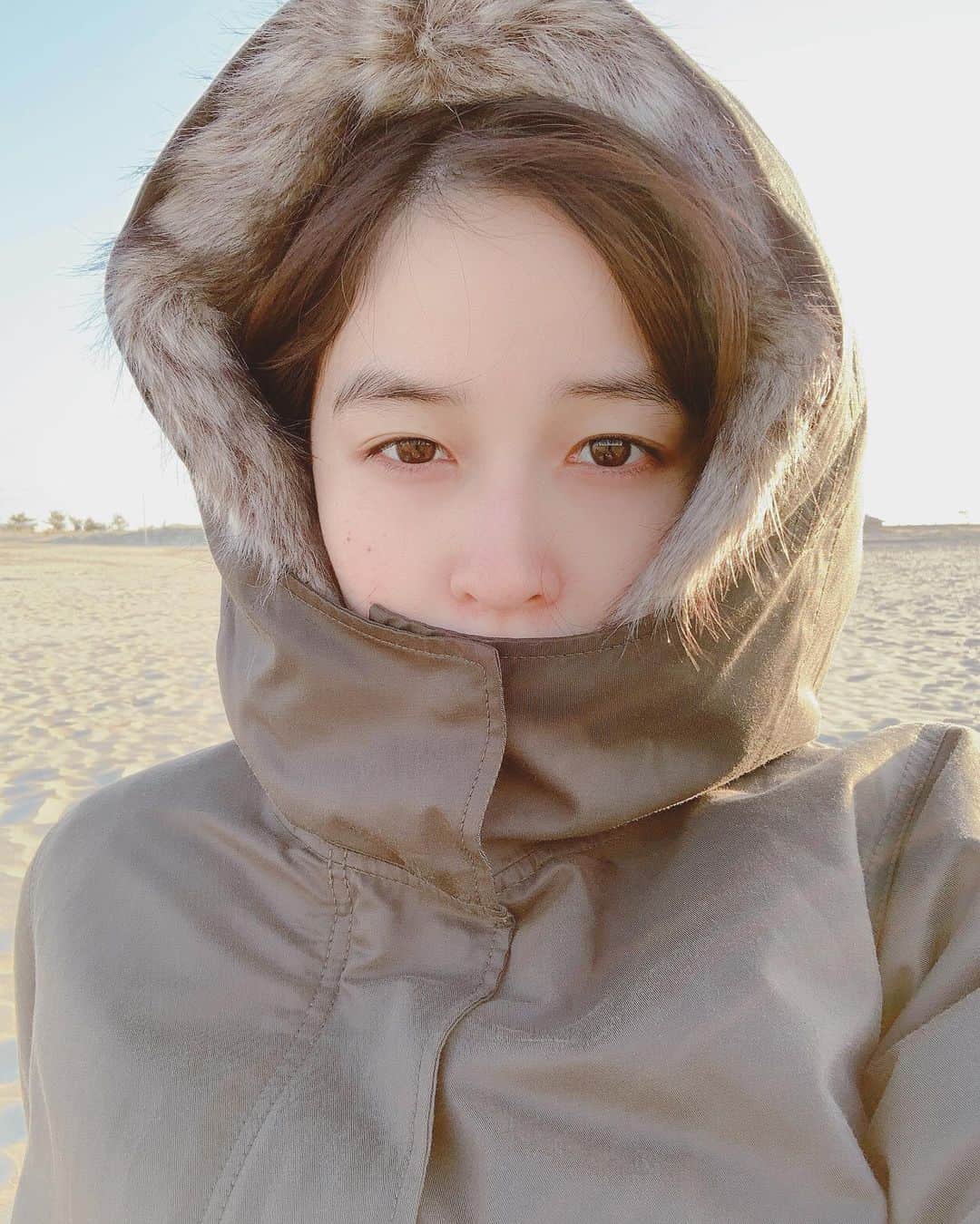 赤神幸依のインスタグラム：「. 11月の海は寒いです。 サーフィンを待っている間は、砂浜で、編み物です。」