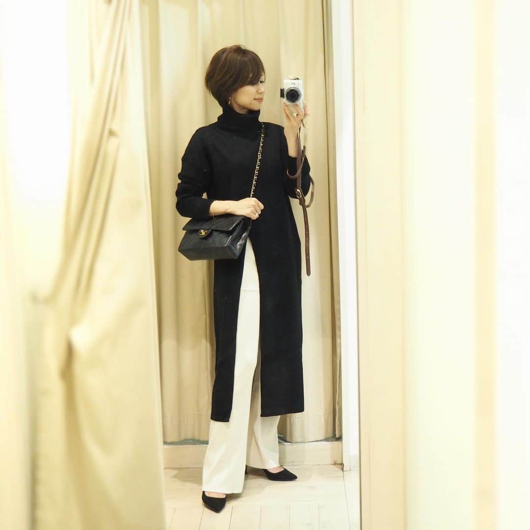 のインスタグラム：「* * 東京に戻りました！！ 疲れ果てて帰りの新幹線は乗ってすぐ寝てしまって起きたら新横浜だった😱 こんなにくったくたになるまで動いたの久しぶりだけど、やり切った達成感が心地良い♥︎ ホテル出る時にしたスタッフ仲間とのハグはグッときました😭 * お写真は関係ないコーデ😱 2日目は忙しく過ぎて店頭コーデ撮れず💧 * * op: @urs_official #タートルネックスリットワンピ−ス pants: #lephil bag: #chanel shoes: #pellico * * #fashion#coordinate#mamagirl_sugotoku#locari#urs_styling#urs#153cm#ユアーズ#大人カジュアル#おちびコーデ」