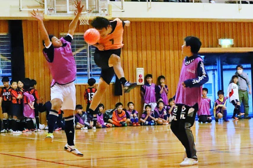 巻誠一郎さんのインスタグラム写真 - (巻誠一郎Instagram)「ドリームサッカー後は、そのまま足利市内でも台風被害の大きかった足利市東部へ。  特に被害が大きかった毛野地区、毛野FC 富田地区、FC富田 お隣佐野市のチーム、FC朱雀 の子供たちとサッカー交流へ！  毛野中学校体育館での交流でしたが、子供たちが笑顔で元気に走り回る姿を大人の方々が笑顔で見守る！  やっぱり子供たちの笑顔はみんなを元気にしますね☆  大人の僕も大人げなく本気でヘディングしてましたw  #足利市 #毛野地区 #富田地区 #佐野市 #台風19号被害 #復興支援 #笑顔つくり #サッカー交流 #ユアアクション #自分に出来ることを #自分で出来るだけ #継続は力なり #巻誠一郎」11月10日 20時33分 - makiseiichiro9