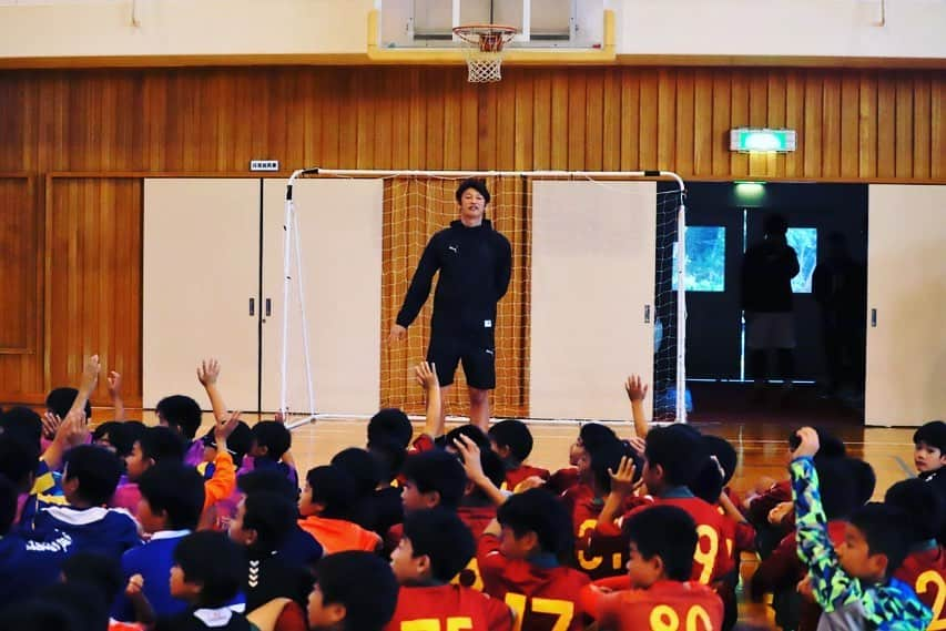 巻誠一郎さんのインスタグラム写真 - (巻誠一郎Instagram)「ドリームサッカー後は、そのまま足利市内でも台風被害の大きかった足利市東部へ。  特に被害が大きかった毛野地区、毛野FC 富田地区、FC富田 お隣佐野市のチーム、FC朱雀 の子供たちとサッカー交流へ！  毛野中学校体育館での交流でしたが、子供たちが笑顔で元気に走り回る姿を大人の方々が笑顔で見守る！  やっぱり子供たちの笑顔はみんなを元気にしますね☆  大人の僕も大人げなく本気でヘディングしてましたw  #足利市 #毛野地区 #富田地区 #佐野市 #台風19号被害 #復興支援 #笑顔つくり #サッカー交流 #ユアアクション #自分に出来ることを #自分で出来るだけ #継続は力なり #巻誠一郎」11月10日 20時33分 - makiseiichiro9