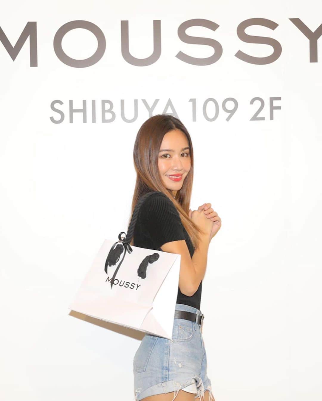 南美沙さんのインスタグラム写真 - (南美沙Instagram)「渋谷の109のmoussyがリニューアルオープンしたよー✨✨✨❤︎. 相変わらず、安心な品質で可愛い服を沢山物色しちゃった😘❤︎. . . . @moussyofficial #MOUSSY #MOUSSY_PR」11月10日 20時35分 - miee.misa