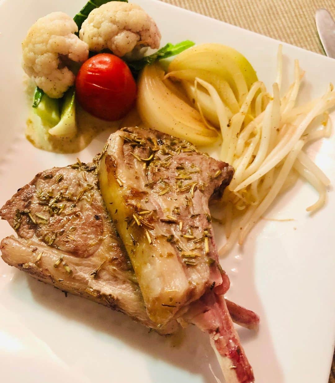 のインスタグラム：「今夜はローズマリーとオレガノとタイムの #ラムチョップ 🥩😍 #ヘルシー肉 #lカルニチン  #ヘルシー家ご飯 #美容アンチエイジング専門医  #黒田愛美」