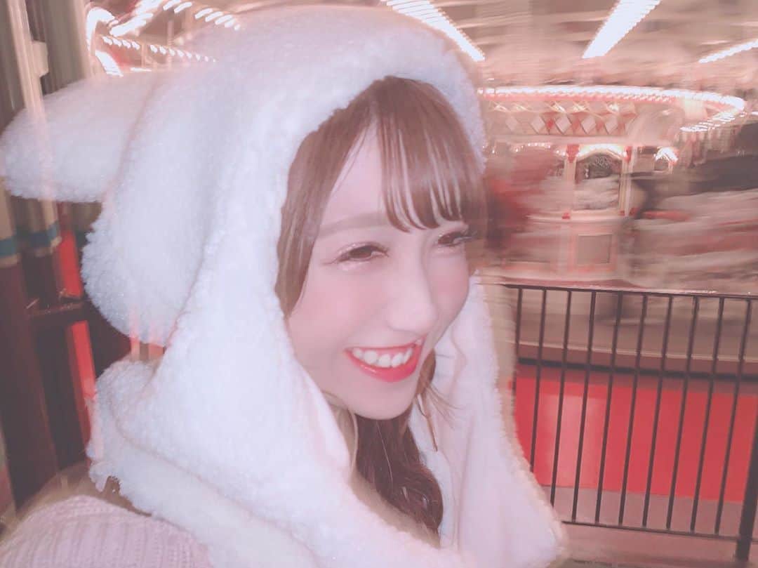田口未彩のインスタグラム：「🎀 . . たまには素で笑ってるのも載せちゃお💭 . . . #ディズニー #ディズニーランド #新作カチューシャ #tdl #tds #ディズニーシー  #ディズニーカチューシャ  #秋服 #秋コーデ #ピンクコーデ #秋カラー #秋メイク #エブリン #冬服 #クリスマスディズニー #ディズニークリスマス #ディズニー被り物 #ニットパーカー #量産型女子 #量産型 #量産型コーデ #冬メイク」