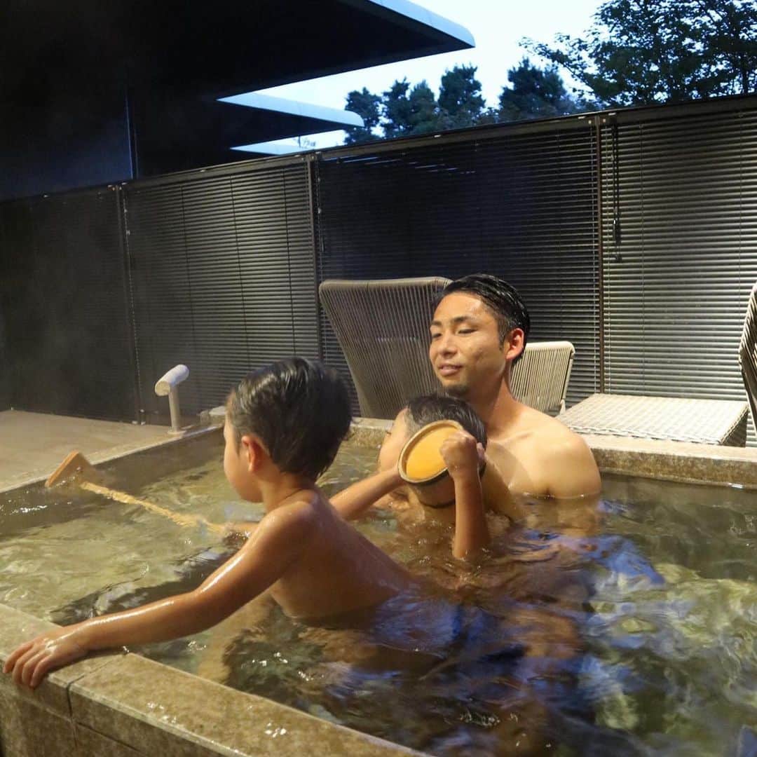 小林悠さんのインスタグラム写真 - (小林悠Instagram)「至福のとき  家族で温泉旅行に来ました♨️ 美味しいご飯とあったかい温泉で疲れを癒しています😌  こういうオフがあるから僕はサッカーを頑張れるんだなぁと思える1日でした☺️ 家族と過ごすオフが僕にとっては至福のときです😊  また明日も更新します^_^  忘れてなければ。笑」11月10日 20時44分 - kobayashiyu11