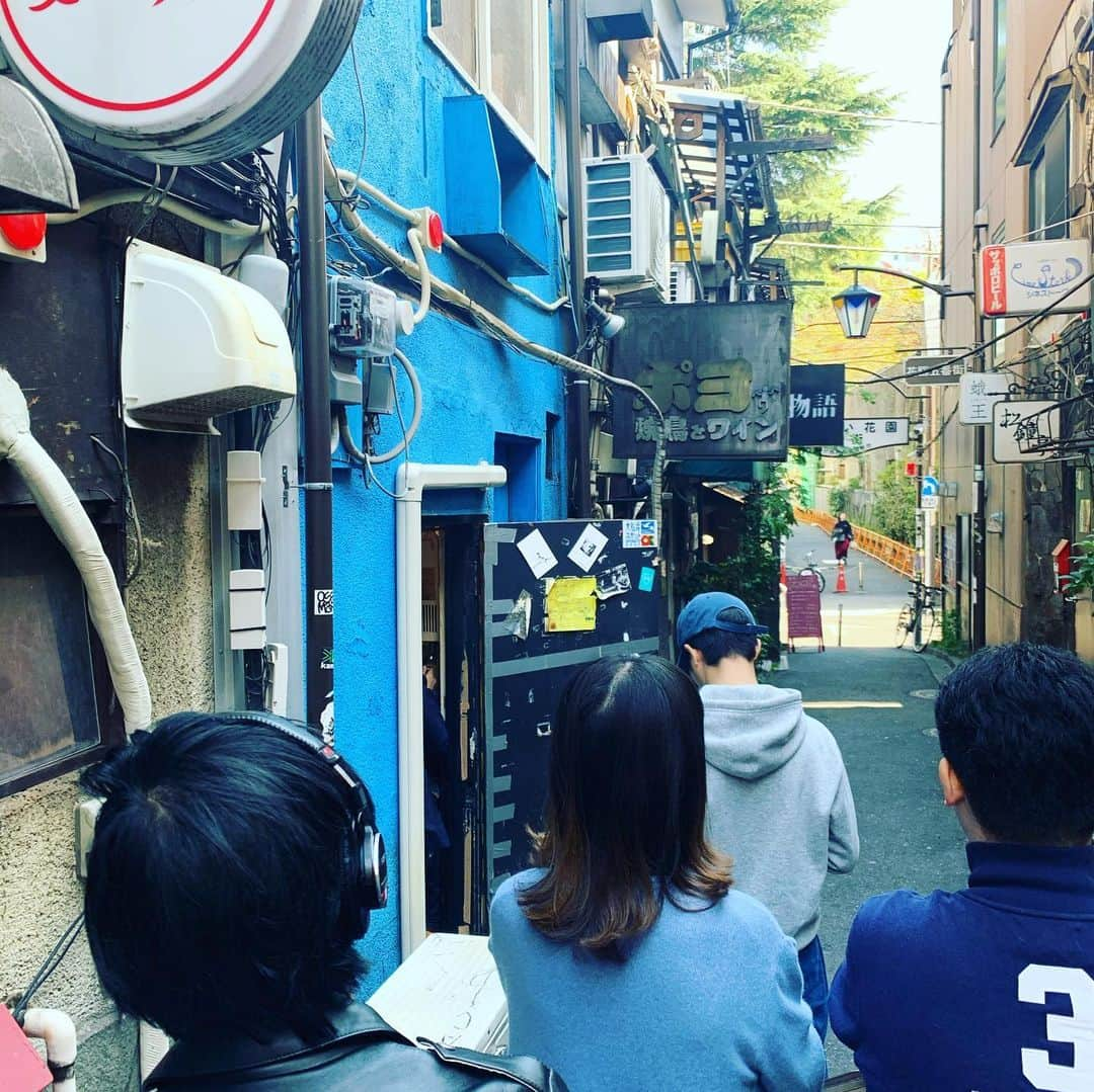 松尾貴史さんのインスタグラム写真 - (松尾貴史Instagram)「#新宿 #紀伊國屋ホール で、#舞台 「 #ハケンアニメ 」観劇前に、#新宿ゴールデン街 で #間借りカレー をやっている「 #エピタフカレー 」で二種がけ。  #ポークビンダルー と #花椒チキンカレー を。  ビンダルーの酸味の程良さと旨味、花椒の香りの効果が絶妙。  また名店を見つけて上機嫌。」11月10日 20時50分 - kitsch.matsuo