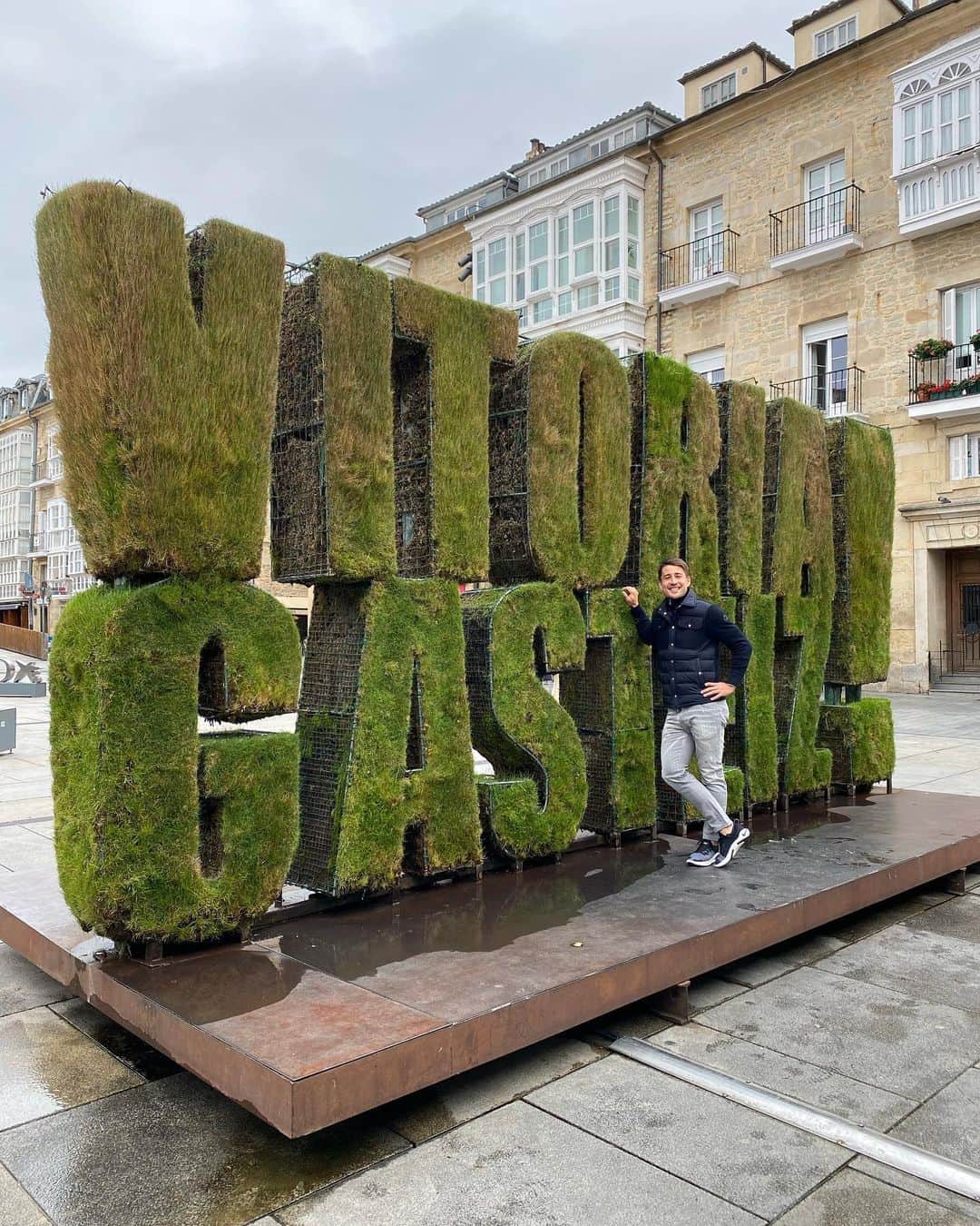 ボージャン・クルキッチのインスタグラム：「En Vitoria se encuentran lugares y personas muy especiales que he podido conocer gracias al fútbol. Por eso siempre es un placer visitarla... ¡Han sido unos días increíbles disfrutando de su gente y de todo lo bueno que tiene esta ciudad! Gracias por el cariño 😁❤ // Vitoria has some really special places and people that I've got to know thanks to football. That's why it's always a pleasure to visit the city... I've had an incredible few days, enjoying myself with friends and all the great things the city has to offer. Thanks for your affection. 😁❤」