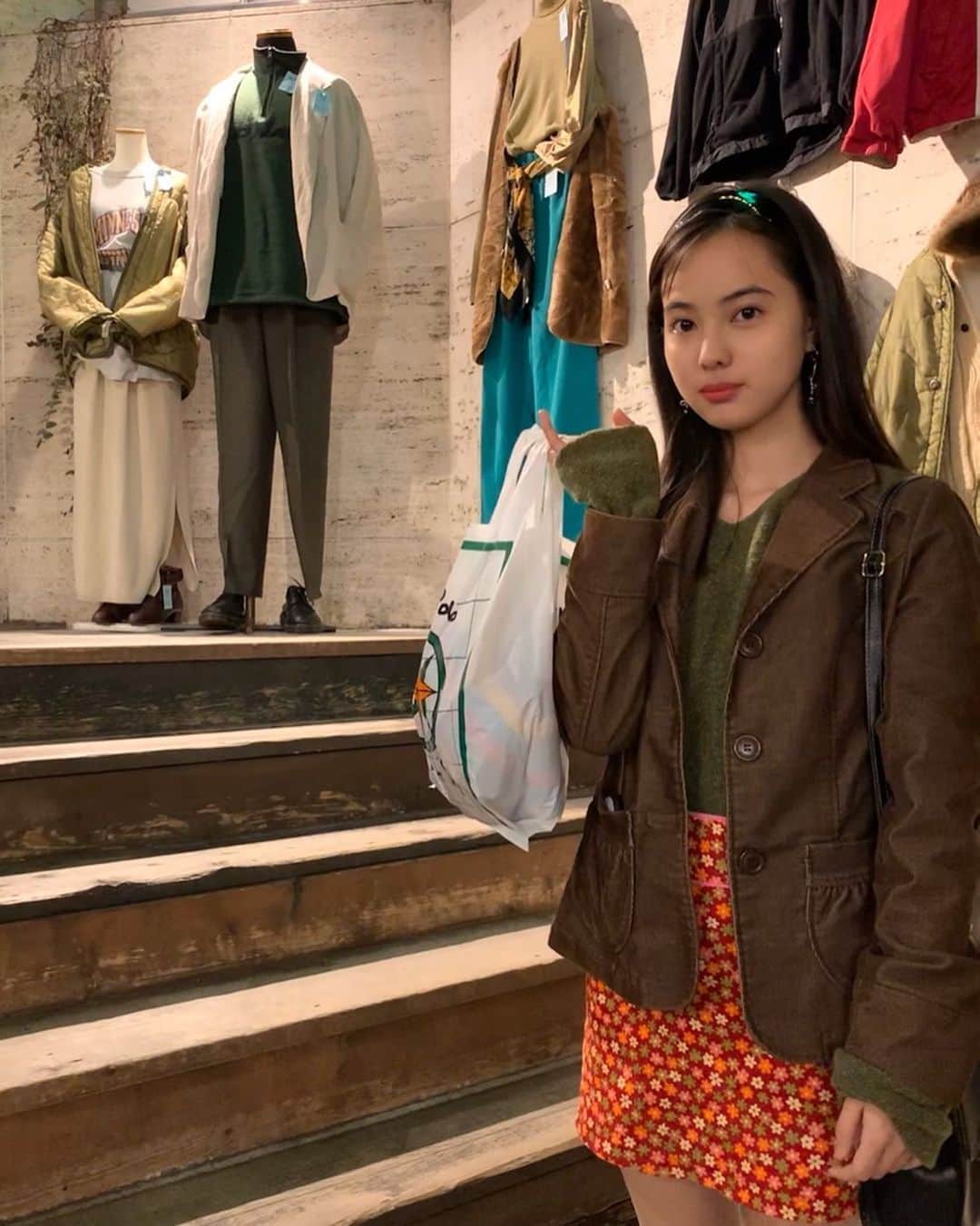新関碧のインスタグラム：「かわいい虹色ニットゲット🍊🌈✌️」