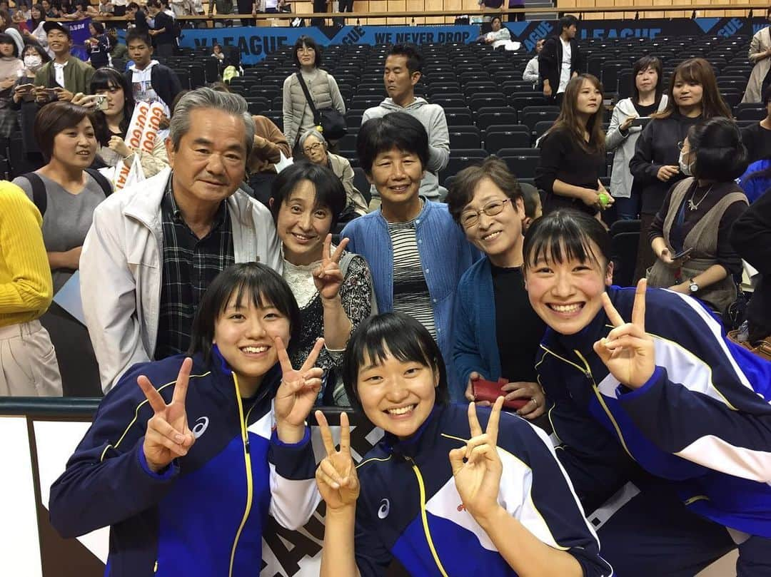 石川真佑のインスタグラム：「~2019.11.9~ in 愛媛 ＊ こうやって応援に来てくれるってほんとに幸せなことだなって…😌 応援ありがとうございました🙇‍♂️ ・ ・ ・ ・ ・ 頑張ろうって思える🔥 ・ ・ ・ #愛媛🍊 #元気そうで #良かった😌 #次はいつ会えるかなあ」