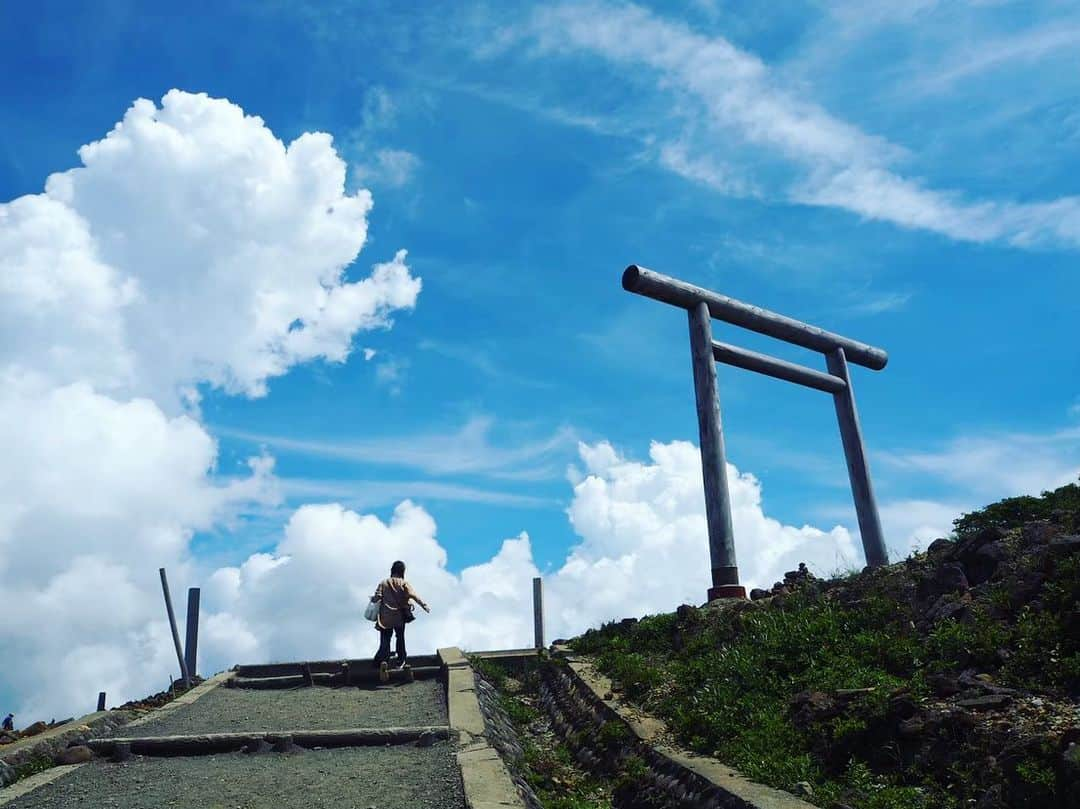 岩崎裕美さんのインスタグラム写真 - (岩崎裕美Instagram)「. 📍#宮城県 #蔵王 . #御釜 の苅田岳山頂にある #御釜神社 ⛩ . 2枚目の山頂の青空がすっごく夏休み感。 . もちろん御朱印も頂戴したよ。 あぁ。日本ってまだまだ素晴らしい景色があるなぁ。 ＿＿＿＿＿＿＿＿＿＿＿＿＿＿＿＿＿＿＿＿＿＿＿＿＿ #東北三大祭り #東北 #宮城 #旅 #旅行 #夏休み #蔵王山 #蔵王町 #山形 #湖 #山 #trip #travel #tohoku #zaou #japan #mountain #nature #lake」11月10日 20時54分 - hiromi_iwasaki