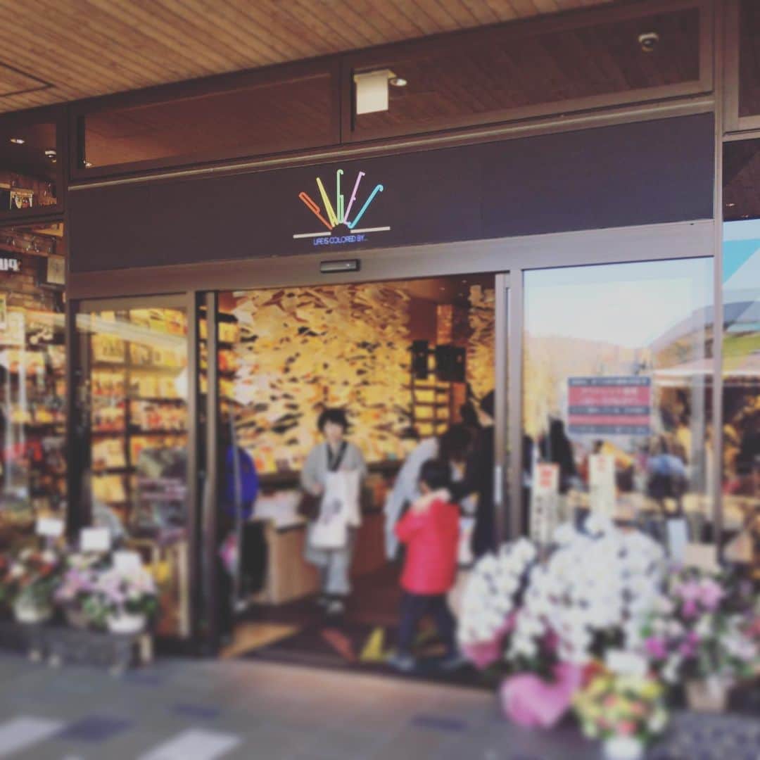 内沼晋太郎のインスタグラム：「八木書店さんが軽井沢のアウトレット内にオープンした「PAGES」に。すべてバーゲンブック、すべて面出し、すべて解説つきの新感覚。とっても賑わっていました！」