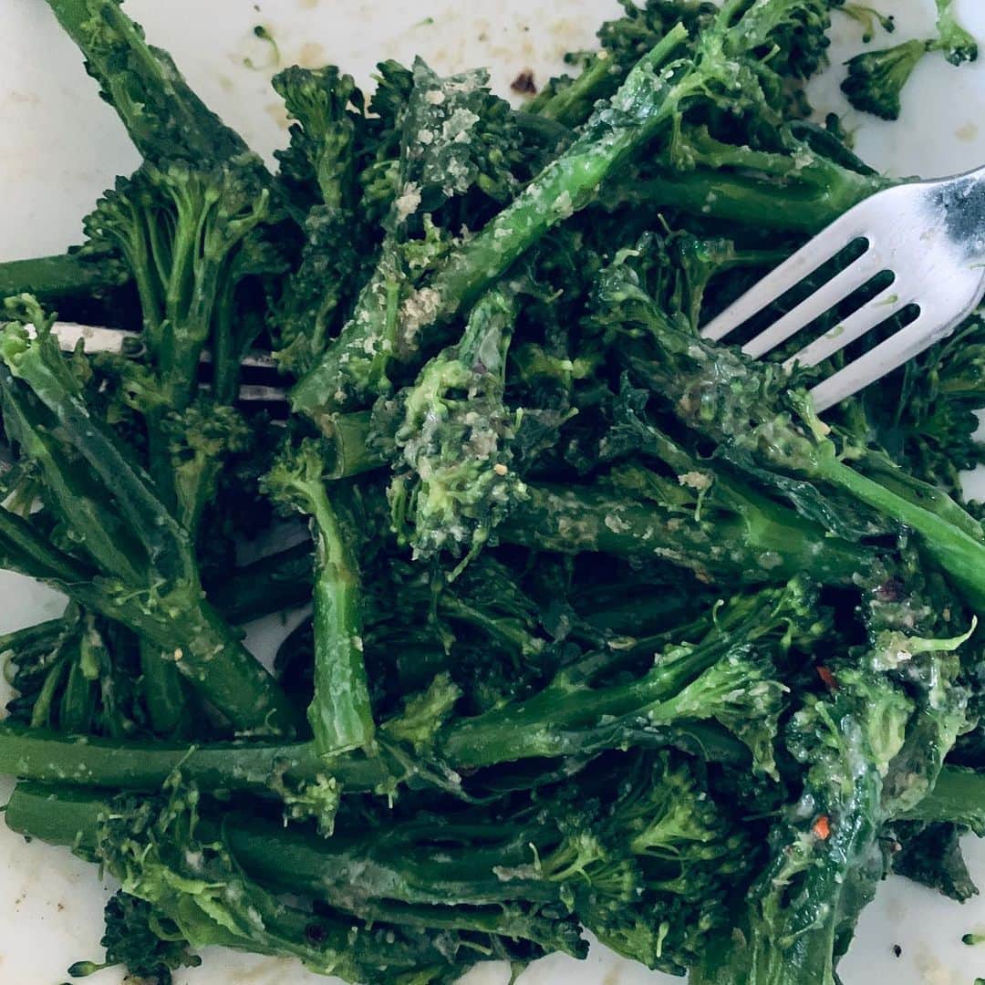 ボーイ・ジョージさんのインスタグラム写真 - (ボーイ・ジョージInstagram)「Steamed broccoli for 5 mins. Drizzle with tahini from a fork, add chili flakes, yeast flakes, olive oil, Pink salt and cracked pepper! #Veggie #Eat #Food #vegan #plantbased #plantbaseddiet #love」11月10日 20時58分 - boygeorgeofficial