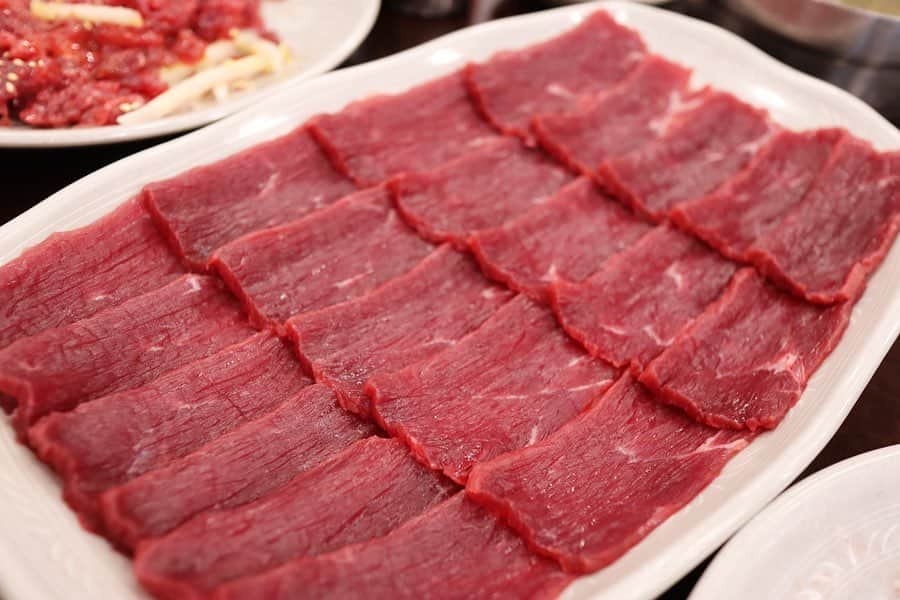 佐達ももこさんのインスタグラム写真 - (佐達ももこInstagram)「天国がありました😍💓﻿ ﻿ 私の愛する生肉が🥩🥩🥩﻿ こんなにお腹いっぱい﻿ 食べられる日がくるとは🥰💓﻿ ﻿ 広蔵市場のプチョンユッケ！﻿ ﻿ ミシュランを3年連続？﻿ 獲得しているみたいです！﻿ ﻿ 外国で生肉はなかなか勇気がいるけど、﻿ 清潔で新鮮でプリップリで😤❤️﻿ ﻿ これを食べるために﻿ 韓国に行きたくなるよ🥺﻿ ﻿ ユッケ、生レバー、牛刺しを頼みました🐮﻿ ﻿ 愛する生レバーがたらふく﻿ 食べられるなんて❤️﻿ ﻿ でも予想以上に多くて、﻿ 2人では食べきれませんでした😂﻿ 多分これは四人分くらい。笑﻿ ﻿ ここもぜーーったいに！﻿ また行きます😤❤️❤️❤️﻿ ﻿ ﻿ #韓国旅行#韓国#korea#ユッケ#生肉#生レバー#広蔵市場#プチョンユッケ﻿」11月10日 20時58分 - sadamomodayo