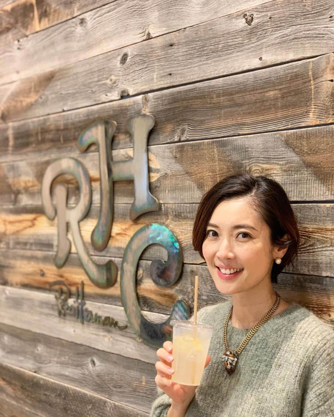 のインスタグラム：「今日は豊洲ららぽーとへ🚙 日曜日は混んでますね〜！ 喉が渇いて、ロンハーマンカフェのアイスレモネードでスッキリ🍋 その後、みんなで味噌らーめん🍜食べちゃった🤣  #ロンハーマン#ロンハーマンカフェ#ronherman#ronhermancafe#rhc #豊洲#豊洲ららぽーと#ららぽーと #ららぽーと豊洲#カフェ#cafe#味噌らーめん#どみそ#ramen#ramennoodles  #開化楼」