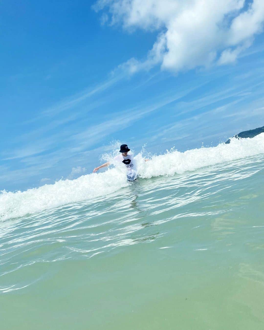岩崎拓馬さんのインスタグラム写真 - (岩崎拓馬Instagram)「@kiss__tokyo . . パトンビーチは 波が高くて楽しかった  キストーキョーTEEお気に入り💋 . . #kisstokyo #キストーキョー #phuket #patongbeach #happytime」11月10日 20時59分 - happy_takuma