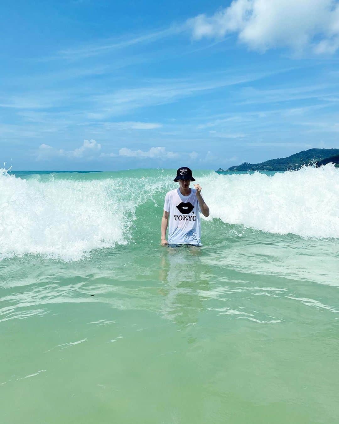岩崎拓馬さんのインスタグラム写真 - (岩崎拓馬Instagram)「@kiss__tokyo . . パトンビーチは 波が高くて楽しかった  キストーキョーTEEお気に入り💋 . . #kisstokyo #キストーキョー #phuket #patongbeach #happytime」11月10日 20時59分 - happy_takuma