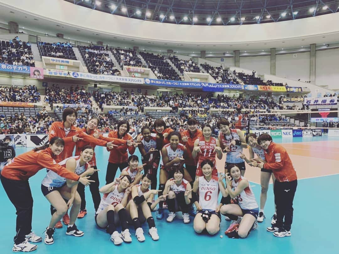 鍋谷友理枝のインスタグラム：「. 2019.11.10 . . ６勝目🐝 今日もたくさんのご声援ありがとうございました‼️ みんなで勝ち取った勝利です✨ みんなかっこよかった😋❤ 引き続きエアリービーズの応援よろしくお願いします🙋❤ . . エアリービーズの93年組🐝 巨人の93年組に負けないように頑張るぞ～！笑 . . . #デンソーエアリービーズ  #エアリービーズ  #デンソー  #densoairybees  #denso  #vリーグはバレーだよ #1993年組」