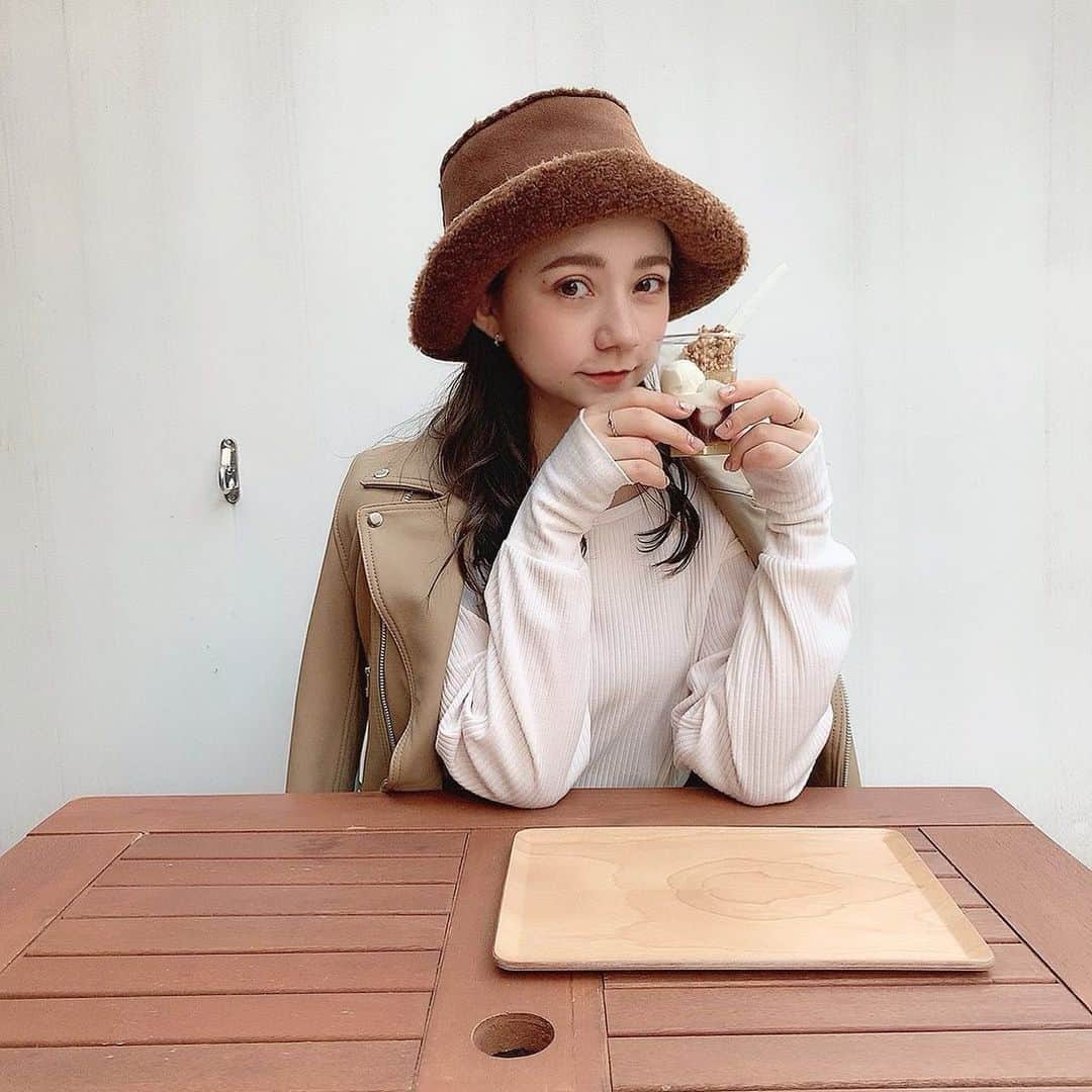 M a r i n aさんのインスタグラム写真 - (M a r i n aInstagram)「* * TORAYA CAFE 🕊 . 休日の贅沢。栗パフェ食べました🌰 . . #torayacafe  _ 帽子、ライダース　@snidel_official  トップス　@gelatopique_official . . #ootd #code #ブラウンコーデ　#秋服 .」11月10日 21時00分 - marina_marie_l