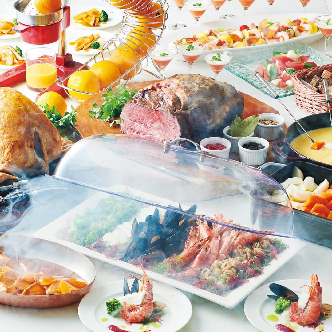 横浜ロイヤルパークホテルのインスタグラム：「＼Christmas & New Year Buffet／  11/11（月）から、70F スカイラウンジ「シリウス」では「Christmas & New Year Buffet」がスタート！  お客様の目の前でオレンジを絞って仕上げるターキーローストや、魚介の瞬間スモークなど趣向をこらしたメニューを多数ご用意しております🎄  #横浜ロイヤルパークホテル #yokohamaroyalparkhotel #横浜 #yokohama #みなとみらい #minatomirai #シリウス #ホテルブッフェ #ブッフェ #ホテルランチ #クリスマス #お正月」