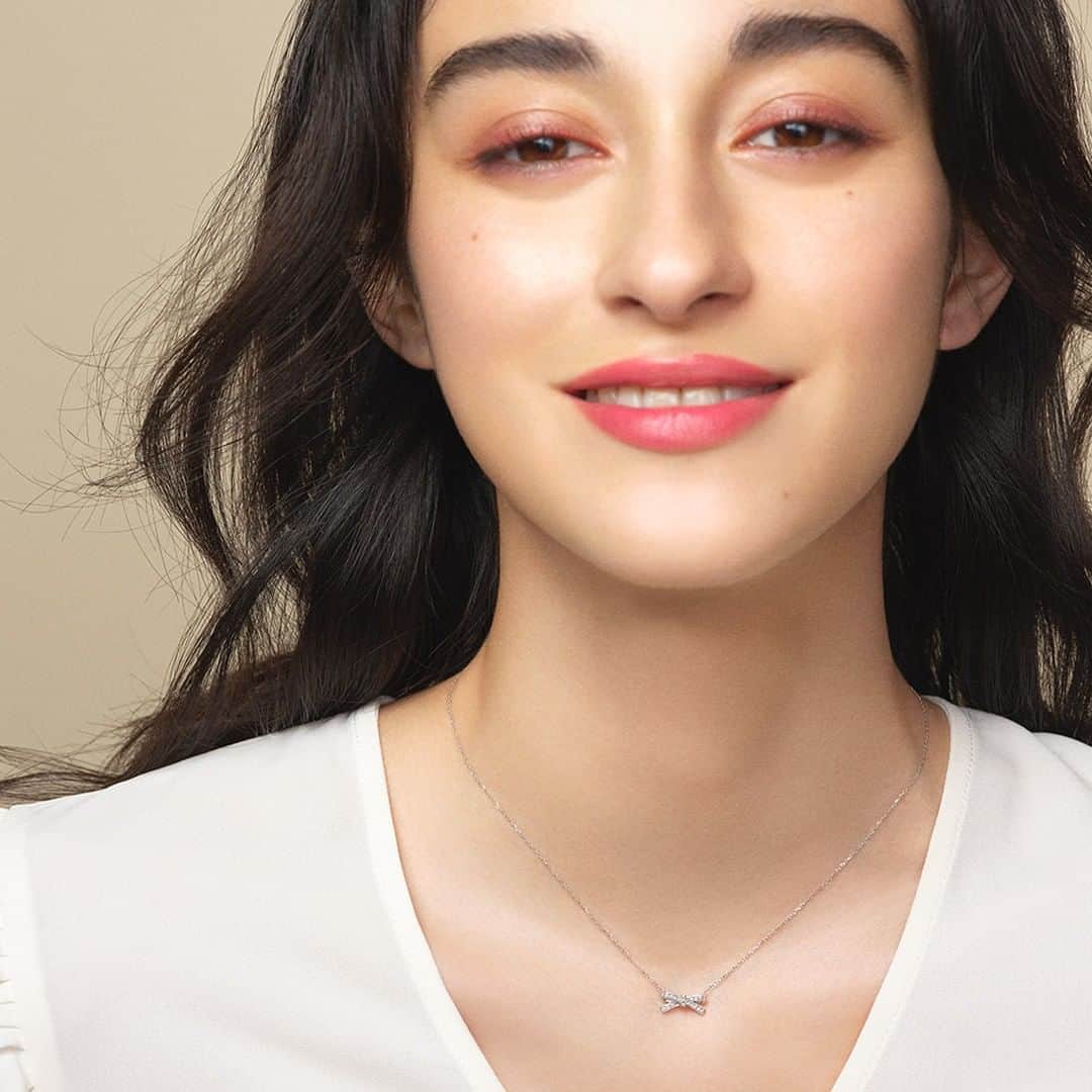 のインスタグラム：「. 2019 Holiday ”fairy tale” . 甘すぎないクールな印象のリボンをモチーフにしたプチリュバンダイヤモンドネックレス🎀✨ 大人の女性にも着けやすいデザインに仕上げました💕 . #AHKAH #jewelry #newcollection #2019holiday #fairytale #アーカー #ジュエリー #フェアリーテール #ホリデー #クリスマス #クリスマスプレゼント」