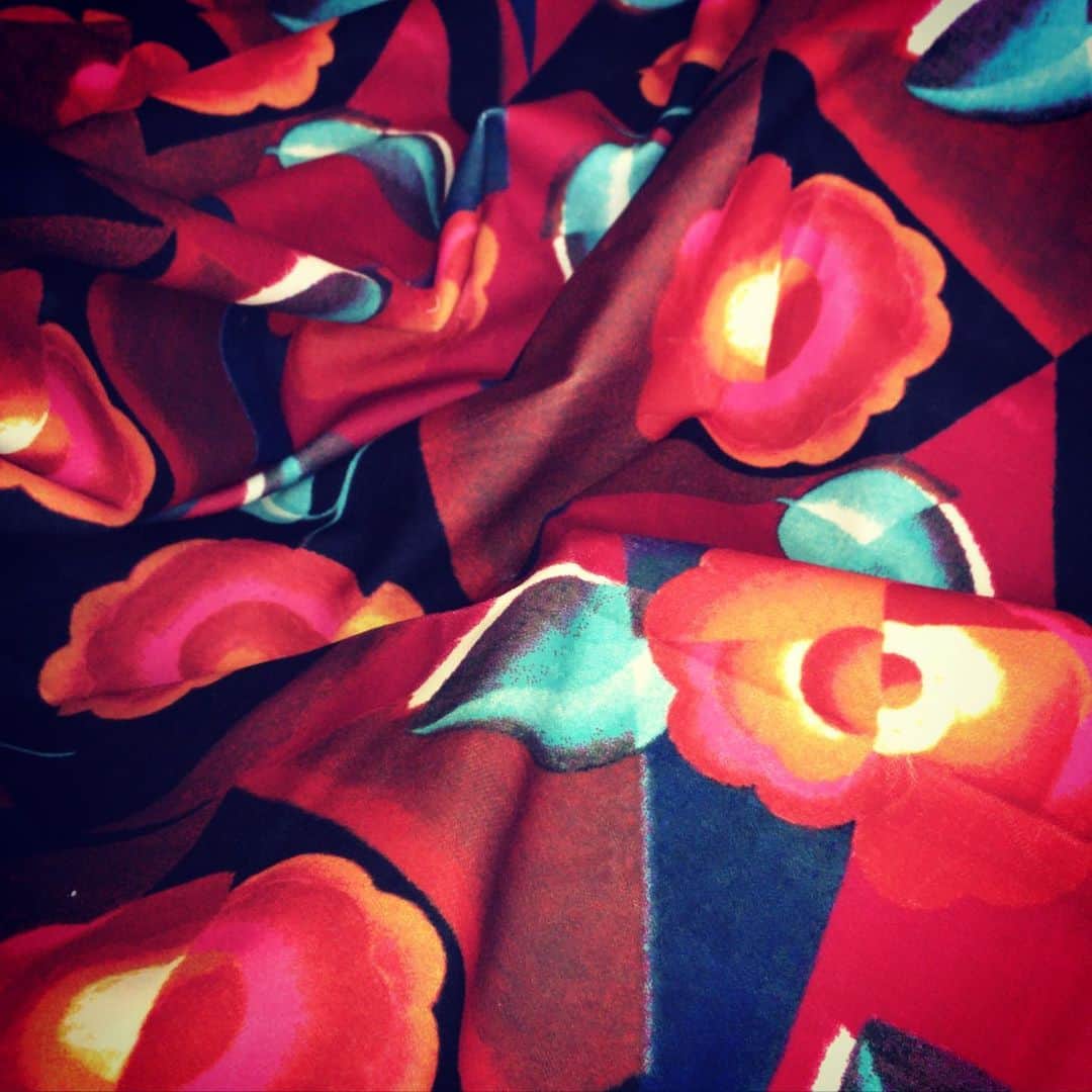 アレクシマビーユのインスタグラム：「Colors @alexismabille #newproject #comingsoon #interiordesign #decor #print #flowers #artdeco #graphic #alexismabille」