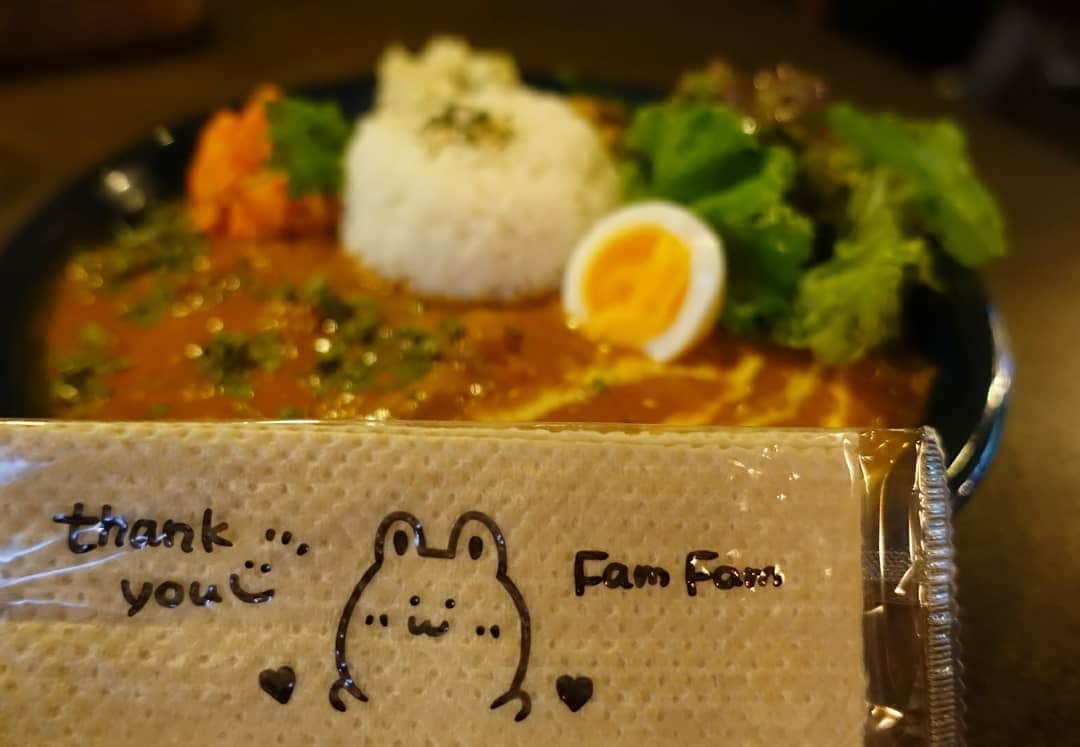 石田亜佑美さんのインスタグラム写真 - (石田亜佑美Instagram)「. . @scfamfam spice&cafe famfamさん . . 「special spice curry」 これです、私のスパイスカレーの好きなところ。１皿に副菜がたくさん乗ってて、混ぜて食べたときに新しい味が生まれる感じ。特にオリーブオイルでマリネされた豆たちとカレーを一緒に食べたとき、オリーブオイルとカレーの相性の良さに、13期みを感じました…！！！ . そしておしぼりまでも素敵 . . #spicecafefamfam #スパイスカレー #スパイス #カレー #代官山 #おしゃれ #13期 #加賀楓 #横山玲奈 #morningmusume19 #モーニング娘19 #石田亜佑美 #石田の食レポ」11月10日 21時14分 - ayumi_ishida.official