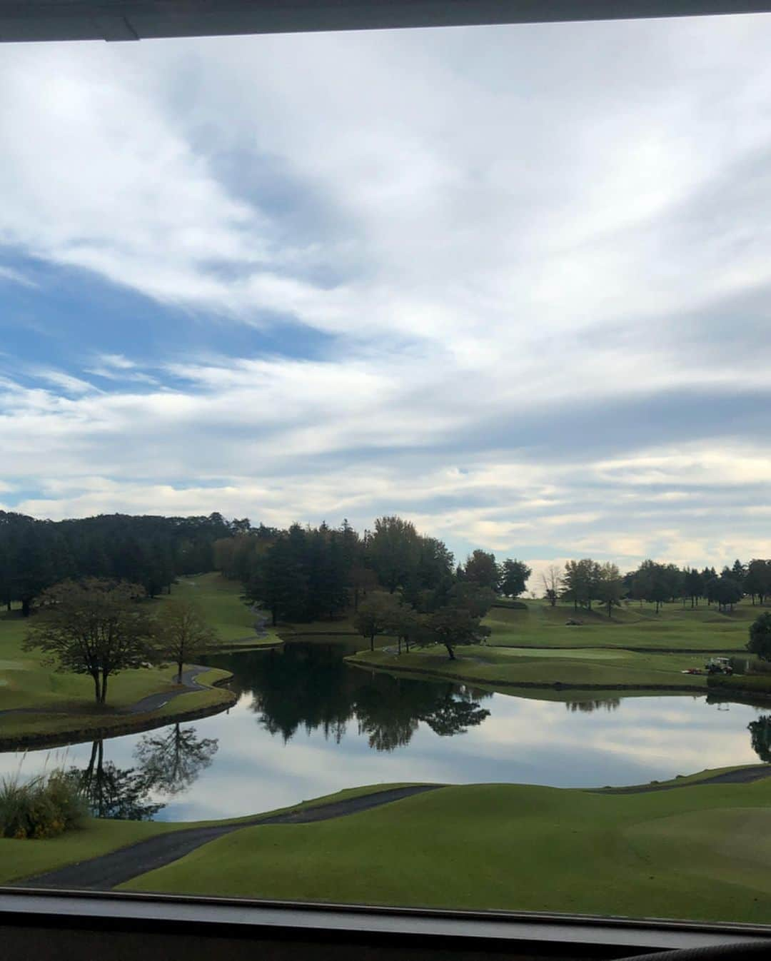 橋本真依さんのインスタグラム写真 - (橋本真依Instagram)「・﻿ 大好きなゴルフday⛳️🏌️‍♀️﻿ ﻿ 半袖でもできちゃうくらい暖かい日でした✨﻿ ﻿ 7アイアンはダフっちゃうけれど﻿ 結果オーライのワンオン！﻿ ﻿ と、思ったら池ぽちゃ。🥵🥵🥵﻿ そりゃ「あぁ。。。」って声も出ます。﻿ ﻿ もっともっと上手くなりたい！﻿ だからゴルフは面白い🤣﻿ ﻿ ﻿ ﻿ ﻿ ﻿ #女子力ねーさん#ゴルフねーさん#ゴルジョ#ゴルフ女子#ゴルフスイング#ゴルフコーデ#ゴルフ大好き #ゴルフ好きな人と繋がりたい#パーリーゲイツ﻿ #happy#smile#love#peace#lucky#tbt#l4l#followme#followback#instagood#photooftheday#golf#golfswing#golfgirl#pearlygates」11月10日 21時08分 - hashimotomai430