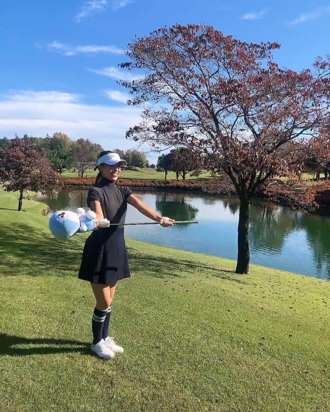 橋本真依さんのインスタグラム写真 - (橋本真依Instagram)「・﻿ 大好きなゴルフday⛳️🏌️‍♀️﻿ ﻿ 半袖でもできちゃうくらい暖かい日でした✨﻿ ﻿ 7アイアンはダフっちゃうけれど﻿ 結果オーライのワンオン！﻿ ﻿ と、思ったら池ぽちゃ。🥵🥵🥵﻿ そりゃ「あぁ。。。」って声も出ます。﻿ ﻿ もっともっと上手くなりたい！﻿ だからゴルフは面白い🤣﻿ ﻿ ﻿ ﻿ ﻿ ﻿ #女子力ねーさん#ゴルフねーさん#ゴルジョ#ゴルフ女子#ゴルフスイング#ゴルフコーデ#ゴルフ大好き #ゴルフ好きな人と繋がりたい#パーリーゲイツ﻿ #happy#smile#love#peace#lucky#tbt#l4l#followme#followback#instagood#photooftheday#golf#golfswing#golfgirl#pearlygates」11月10日 21時08分 - hashimotomai430
