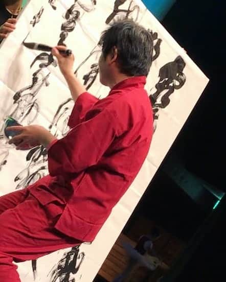 鈴木暁昇のインスタグラム：「* とあるイベントで詩吟書パフォーマンス。 * 詩吟が速すぎたが、それに合わせて駆け足で書いた。もう少しゆっくり書きたかったなぁと、これも良き経験。 * I performed a calligraphy performance at a certain event along with the song.  The song was too early, but I wrote along with it. * #書道 #鈴木曉昇 #和 #wabisabi #calligraphy #筆文字 #artistic #硬筆 #ペン字 #beautiful #chinesecalligraphy #japanesecalligraphy #墨 #sumi #書法 #japan #手書き #美文字 #手書きツイート #オリンピック #Olympic #japaneseculture #日本 #chineseculture #書道パフォーマンス」