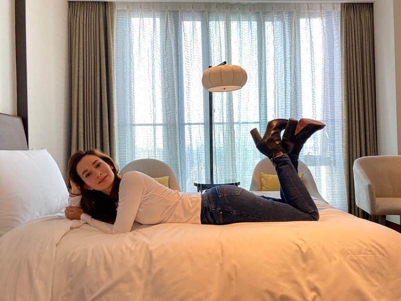 セリーナ・ジェイドのインスタグラム：「Much better than a trailer... so nice to have a proper resting place between scenes. Perks when you shoot in a hotel...」