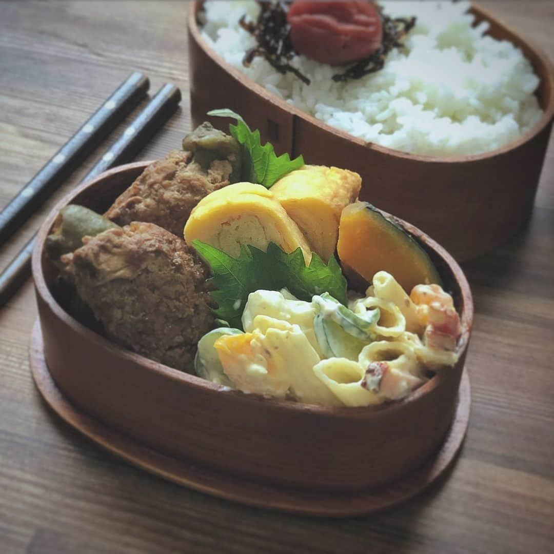 megu ◡̈︎さんのインスタグラム写真 - (megu ◡̈︎Instagram)「◡̈︎* ・ 2019・11・11（月） ・ ◎ パパのお弁当 ◎ ・ ・ 土曜日、やっとリフォーム工事が終わりました やってもやっても片付かない ・ ・ ✩︎ ししとうバーグ （デミソース味） ✩︎ かぼちゃ煮 ✩︎ マカロニサラダ ✩︎ だし巻き卵焼き ・ ・ #おべんとう #曲げわっぱ #わっぱ弁当 #instafood #lunch #food #お弁当 #弁当 #お弁当記録 #obento #bentobox #ランチ#lunchbox #instagood #おうちごはんlover #おうちごはんラバー #likes #KURASHIRU #yummy #데일리 #japanesefood #igersjp #フーディーテーブル #デリスタグラマー #豊かな食卓 #delimia #delistagrammer #マカロニメイト #地味弁 #シンプル弁当」11月11日 8時03分 - merimerimeg