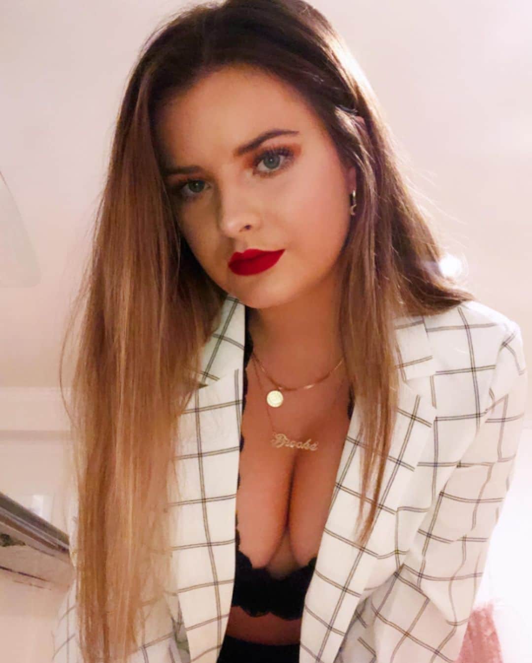 Brooke Marie Hylandさんのインスタグラム写真 - (Brooke Marie HylandInstagram)「Have 2 business degrees, but funny business isn’t one of them 💼🌹」11月11日 6時43分 - brookehyland