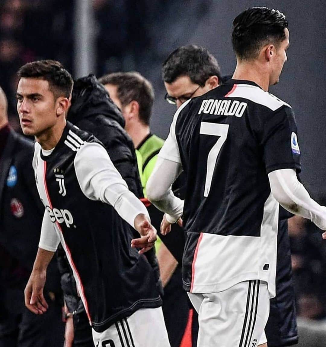 ポール・ポグバさんのインスタグラム写真 - (ポール・ポグバInstagram)「Si è decisa qua la partita? 🤭  Yes 👍 or No 👎❓ #JuveMilan 1-0 ⚽️ @paulodybala #CR7 #Dybala」11月11日 6時41分 - juvefanpage