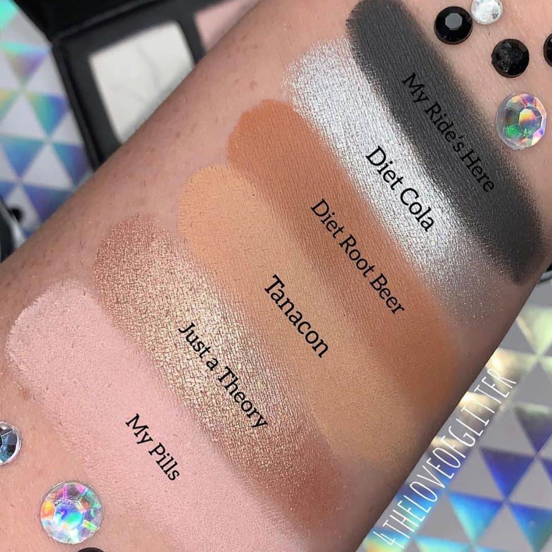 Jeffree Star Cosmeticsさんのインスタグラム写真 - (Jeffree Star CosmeticsInstagram)「THE NEUTRALS⌛️ @4theloveofglitter swatches some of the everyday must have shades from the #CONSPIRACY palette 🖤👁 #jeffreestarcosmetics #shanexjeffree」11月11日 7時07分 - jeffreestarcosmetics