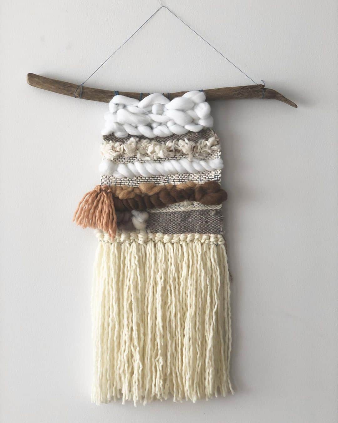waco⭐️CHACOのインスタグラム：「冬になると毎年毛糸を触りたくなります🧶 今年は織り機を使ったweavingに初挑戦。物作りはやっぱり楽しい❣️」