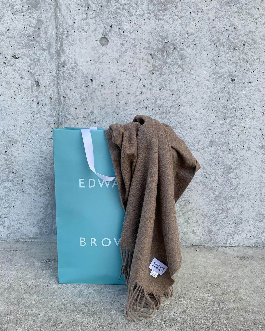 Mie Kawanoのインスタグラム：「@edward_brown_official のストール カシミヤ100％だから肌触りが最高 ずっと大事に使いたい♡ #edwardbrown #エドワードブラウン #ストール　#カシミヤ」