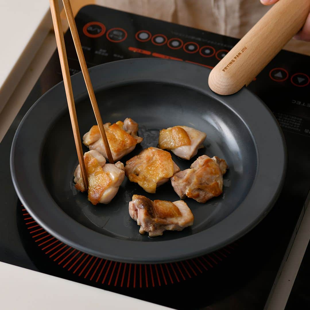 Komerco-コメルコ-さんのインスタグラム写真 - (Komerco-コメルコ-Instagram)「. フライパン「ジュウ」は、"つくる”と"たべる”が一つになった鉄フライパン。 調理した後はそのまま食卓でお皿として使えるのが最大の特徴です✨ . お好みで選べる2種類のハンドルは、無垢の木材を削り出して作ったこだわりの品。片手でスライドするだけで着脱が簡単なのも嬉しいポイント。専用の蓋や鍋敷きも揃っています。 . おしゃれさと機能性を兼ね備えたジュウのフライパンで、食卓をアップデートしてみませんか？ . ------------------------------- フライパン物語／フライパンジュウ . ▷こちらの作品はKomercoアプリでクリエイターから直接ご購入いただけます。 アプリ内「さがす」で「フライパン物語」と検索してください🔎 . ▷iOS版Appダウンロードはプロフィールリンクから📲 @komerco_official -------------------------------」11月11日 7時30分 - komerco_official