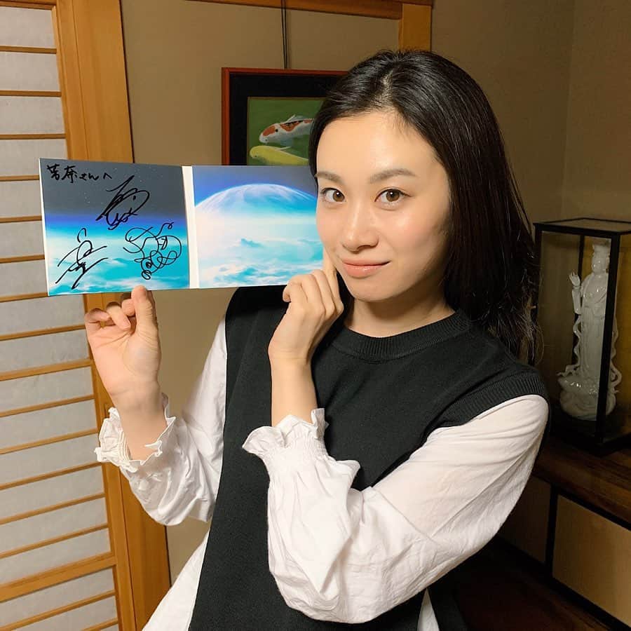鈴木芳奈のインスタグラム：「おはよ♪ 昨年から本当によくしていただいてる #山形国際ムービーフェスティバル テーマソングを歌ってらっしゃる #アンダーグラフ さんのCD💿 まさかの結城さんにプレゼント🎁してもらいました めちゃくちゃ世代で聴いてたので新しいアルバム聴くの楽しみですっ 山形国際ムービーフェスティバルさんもアンダーグラフさんも15周年おめでとうございます🎊 4枚目ヴォーカルの #真戸原直人 さん打ち上げにて」