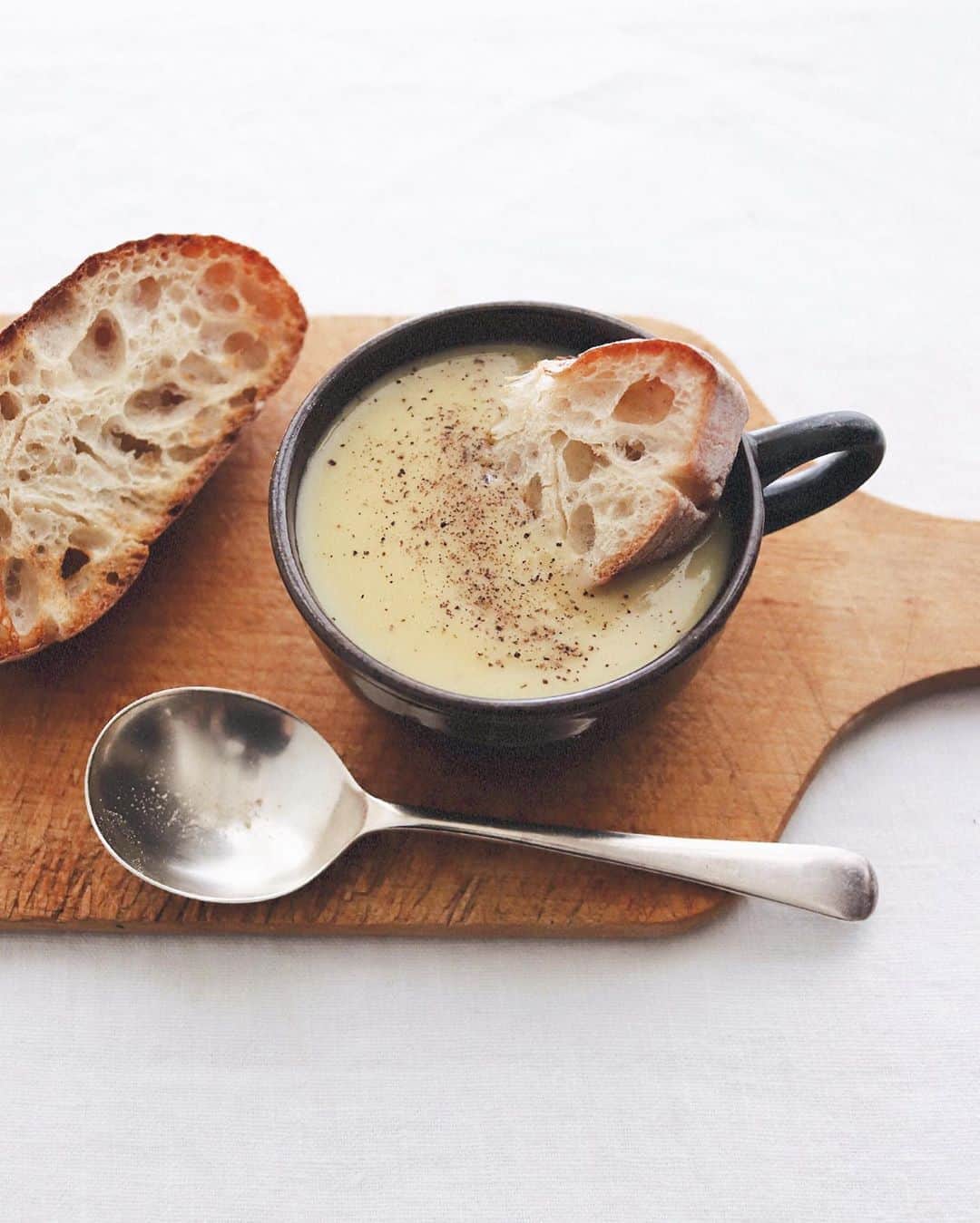 樋口正樹さんのインスタグラム写真 - (樋口正樹Instagram)「Soup & Bread . 今朝はスープとパン。 焼き芋の残りを使い、 茹鷄の煮汁で伸ばし、 豆乳と塩で味を整え、 仕上げに黒胡椒少々。 . . #サツマイモのスープ #パンとスープ #スープとパン #ポタージュ #SoupandBread #soup #potage」11月11日 7時42分 - higuccini