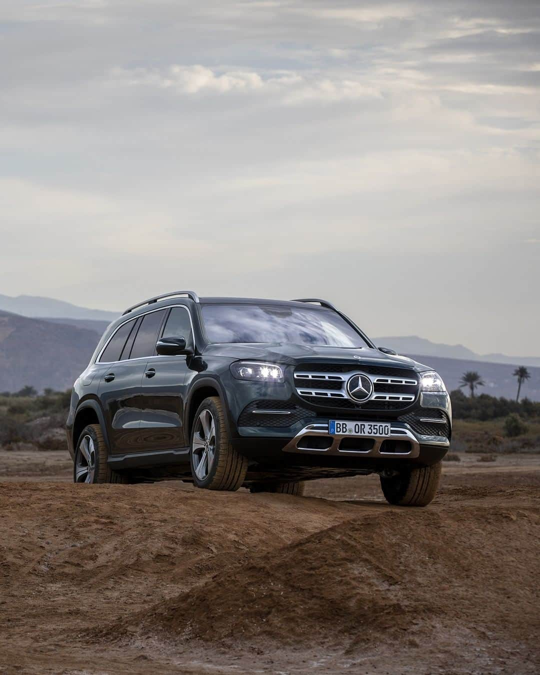 メルセデス・ベンツさんのインスタグラム写真 - (メルセデス・ベンツInstagram)「Modern luxury both on and off the road – introducing the new GLS. #MercedesBenz #GLS #CarsOfInstagram #InstaCar #MBCar 📸 @ryan.koopmans for #MBsocialcar」11月11日 7時55分 - mercedesbenz